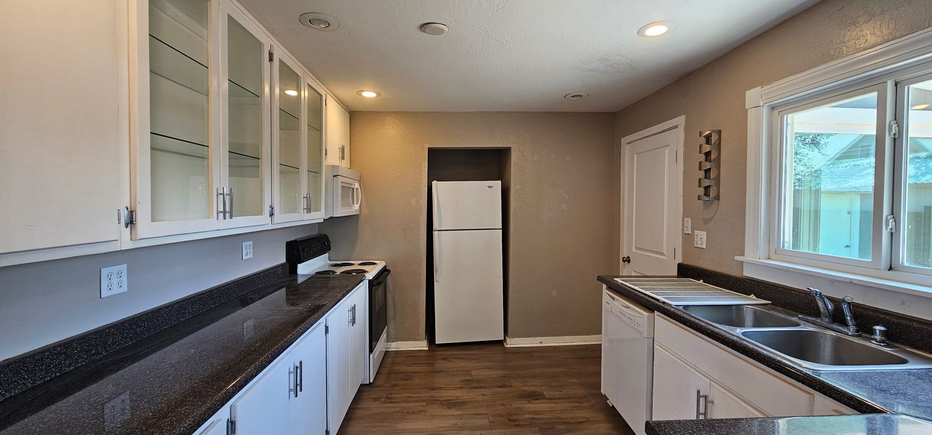 Beautiful 3 Bedroom 1 Bath Home For Rent – photo 5