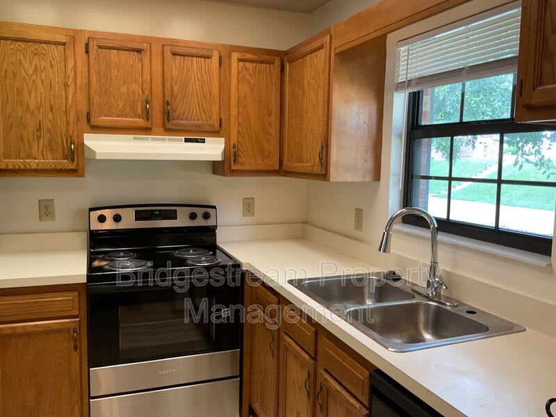 4595 Burchdale St – photo 2