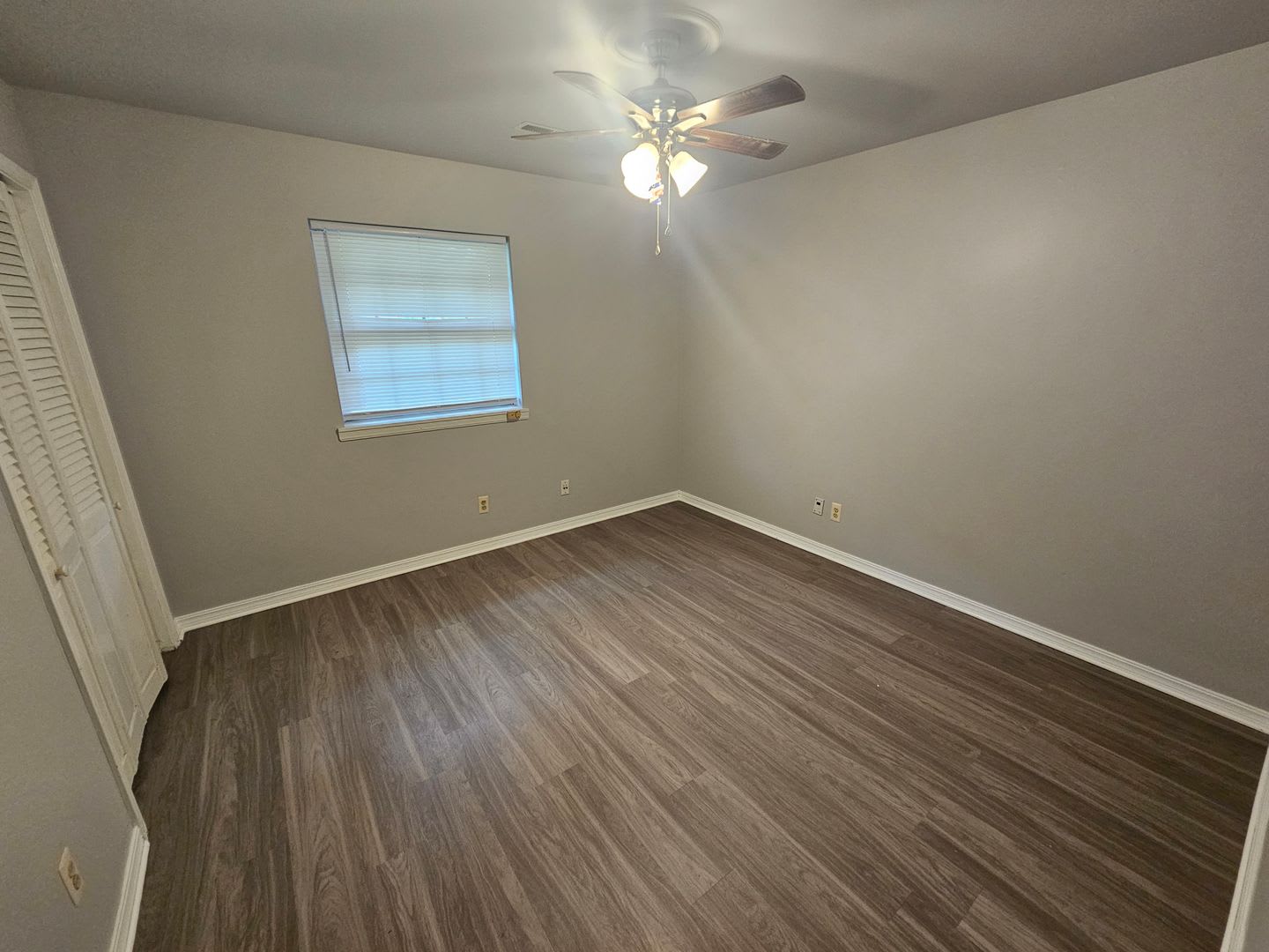 Nice 4 bedroom 1.5 bath home close to U of A and I-49 – photo 5