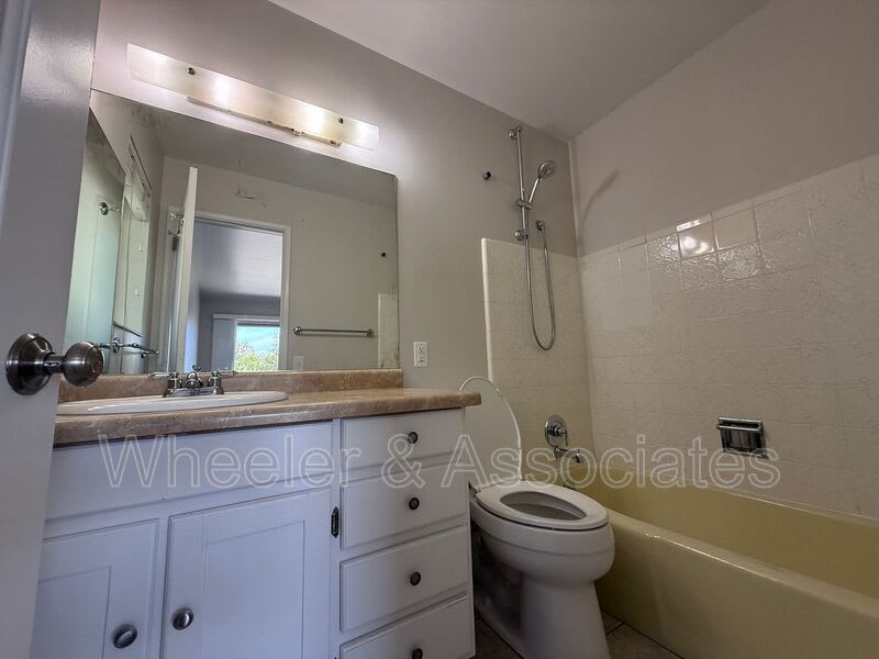 638 Columbus St – photo 5