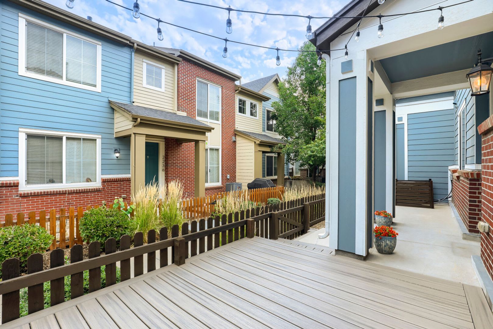 Evolve Real Estate: Charming 3-Bedroom, 3-Bathroom Townhome – photo 3