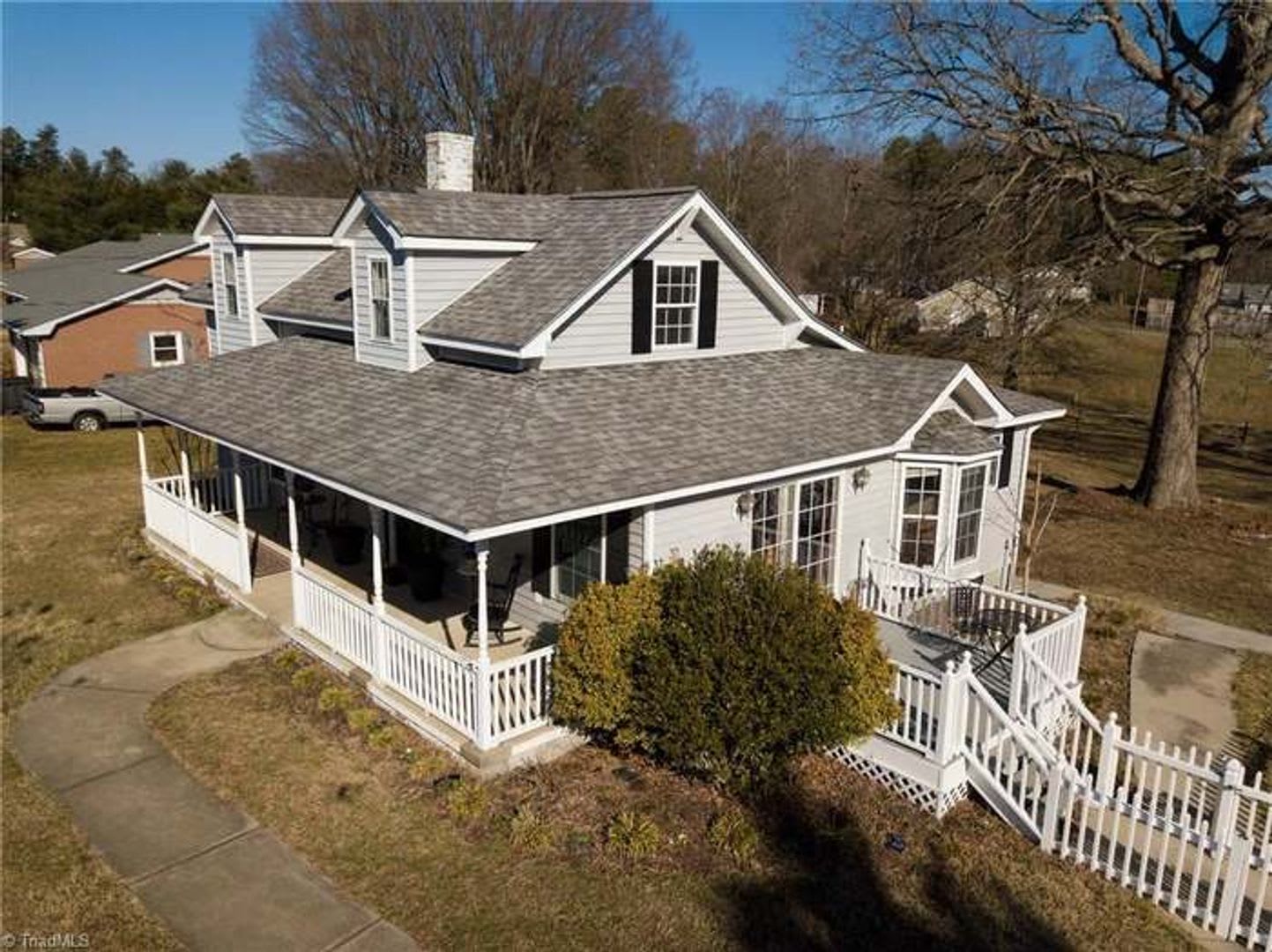 Country Style home located in Kernersville – photo 2