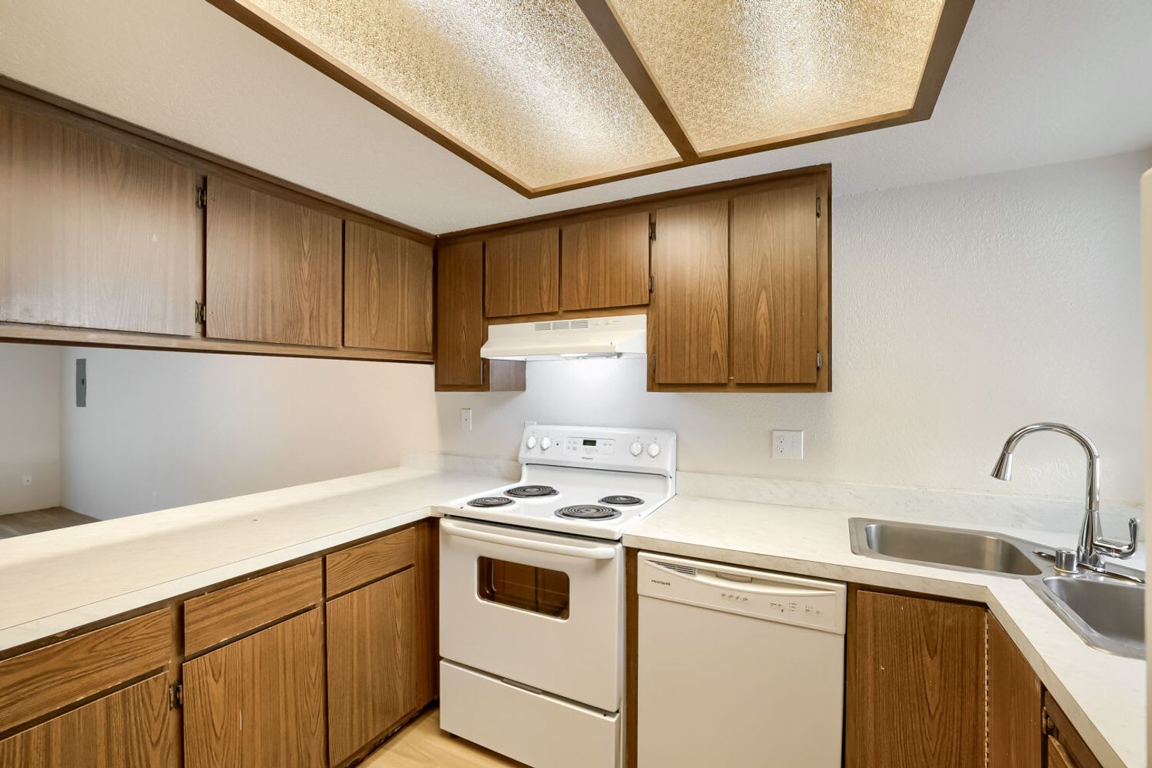 Townhome Style 2bed/1.5bath Unit in Everett! – photo 2
