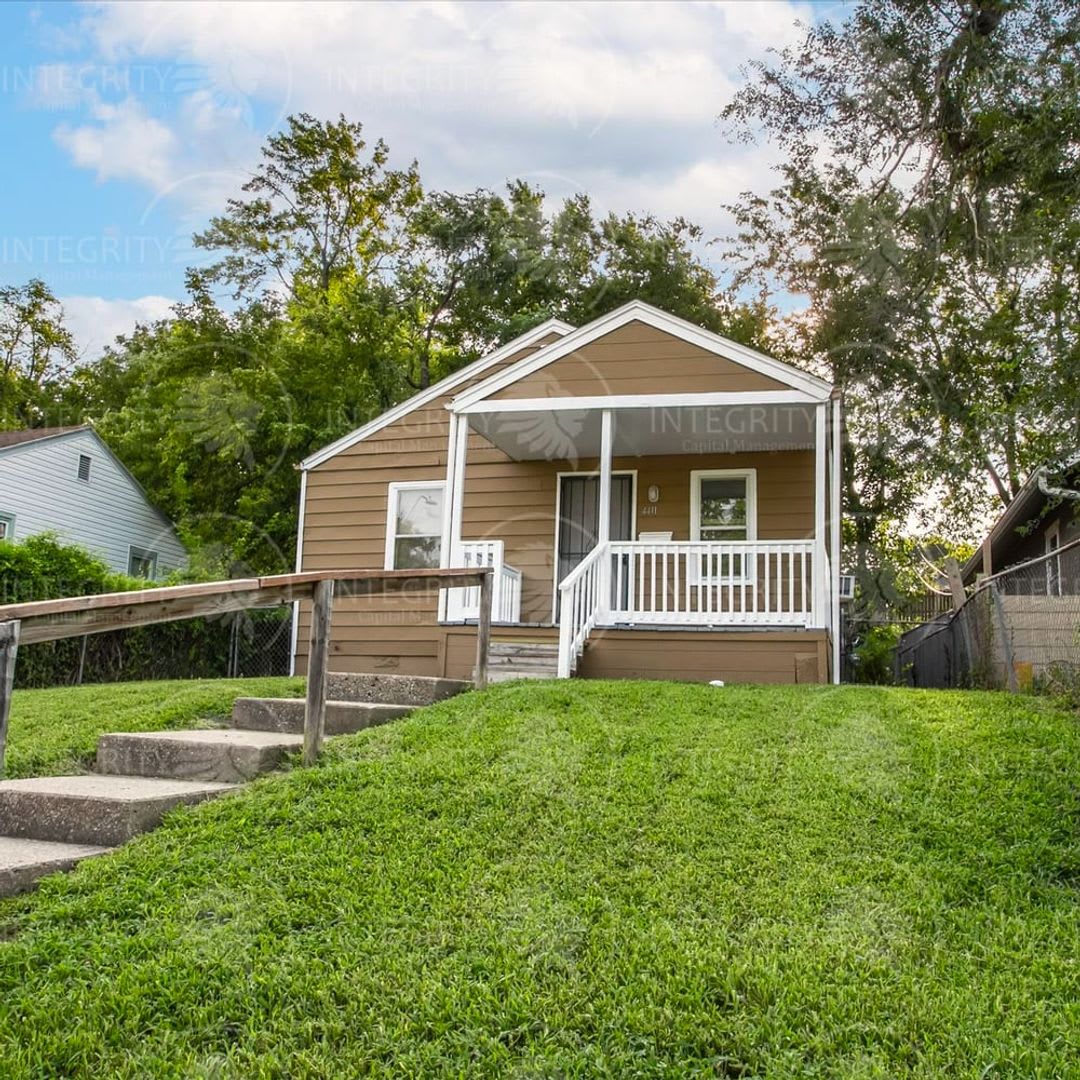 You Had Us At Hardwood Floors 4411 South Benton – photo 3