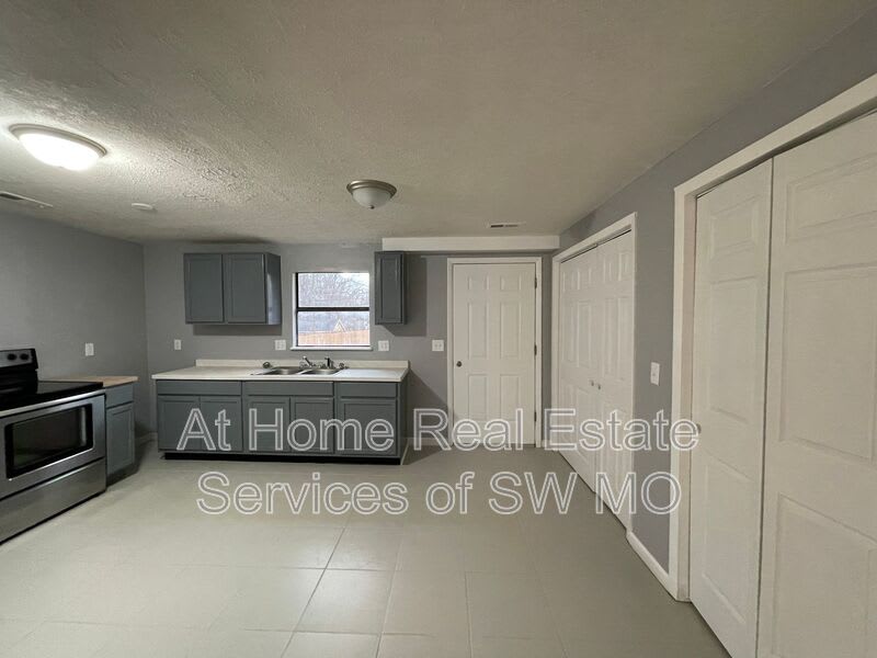 2826 W Olive St – photo 3