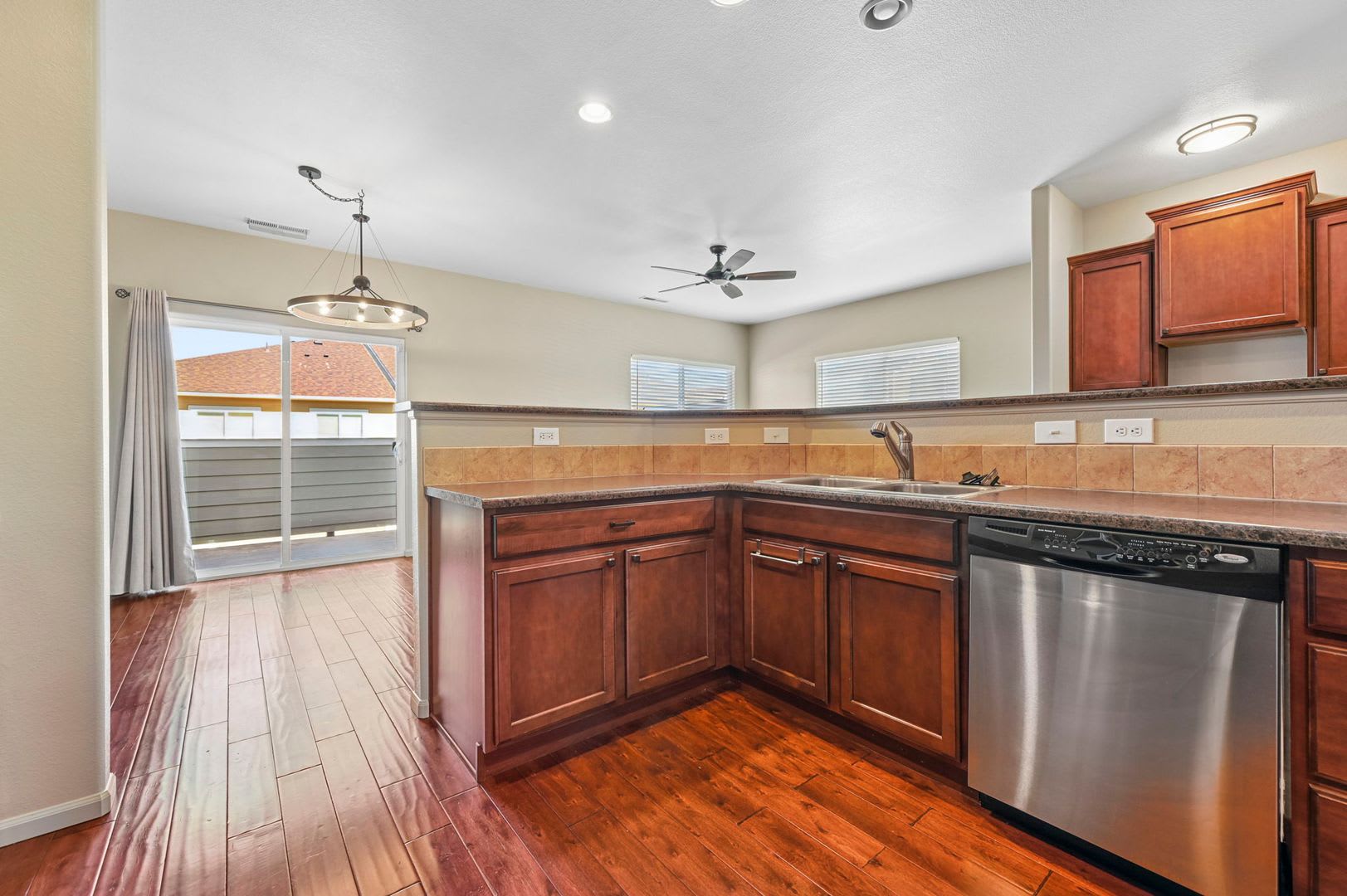 Newer Townhome in Dublin Commons! – photo 2