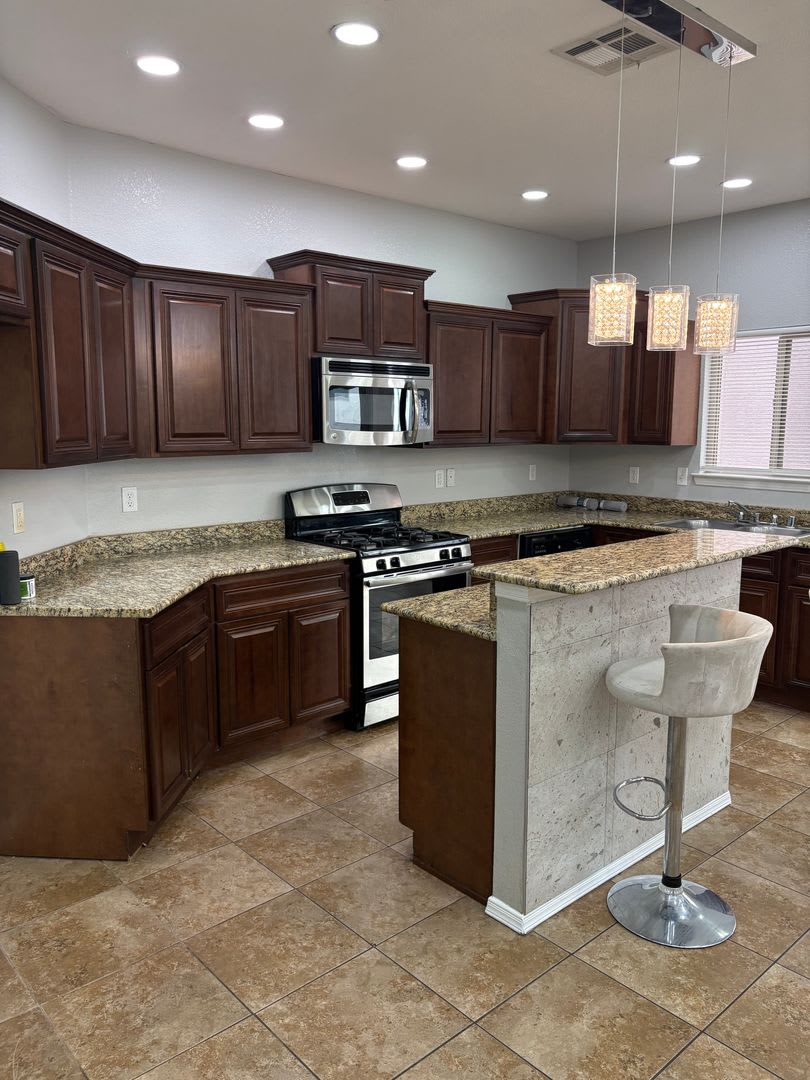 Charming home located in a gated community with access to a community pool. – photo 4