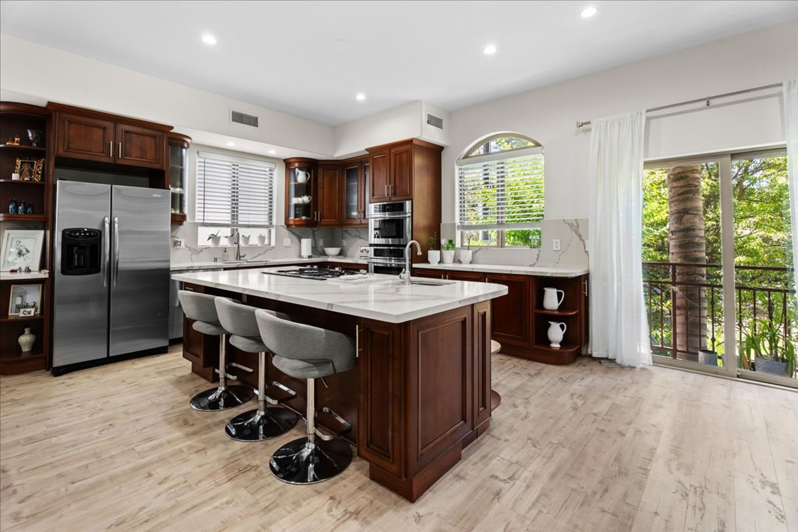 Spacious Tri Level Townhome In Valley Village – photo 1