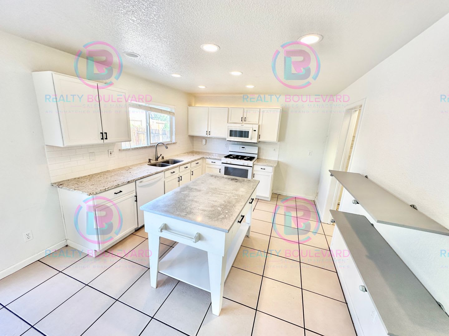 Gorgeous 4BR Home with Granite Counters, Open-Concept Living & 2 car garage – photo 3
