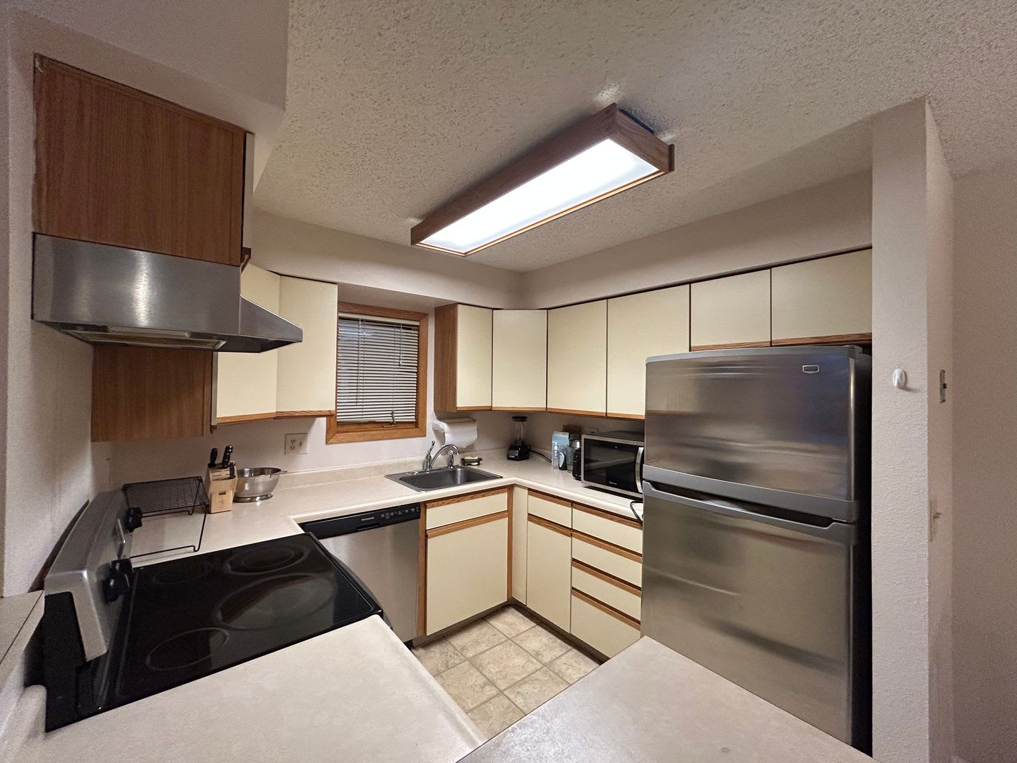 Partially Furnished 1 Bedroom Office Close To Cu Utilities Included – photo 5