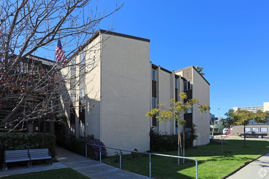 4820 Cass St. – photo 2