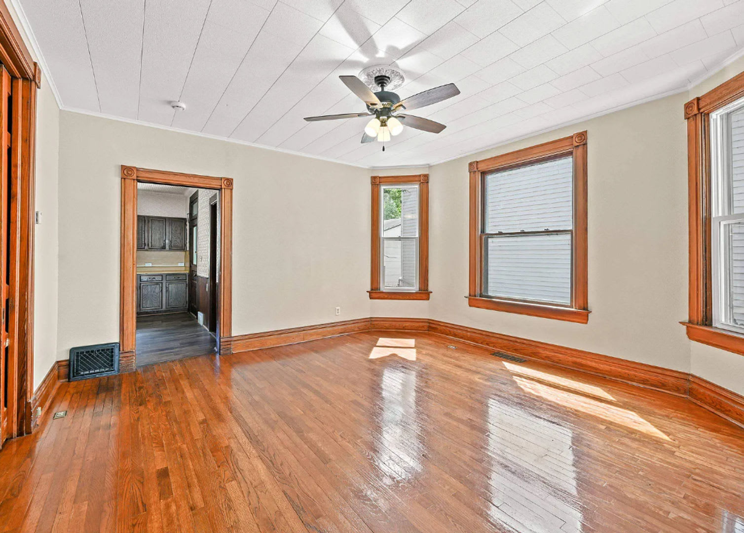4 bedroom 2 bathroom unit that is fully renovated. – photo 4