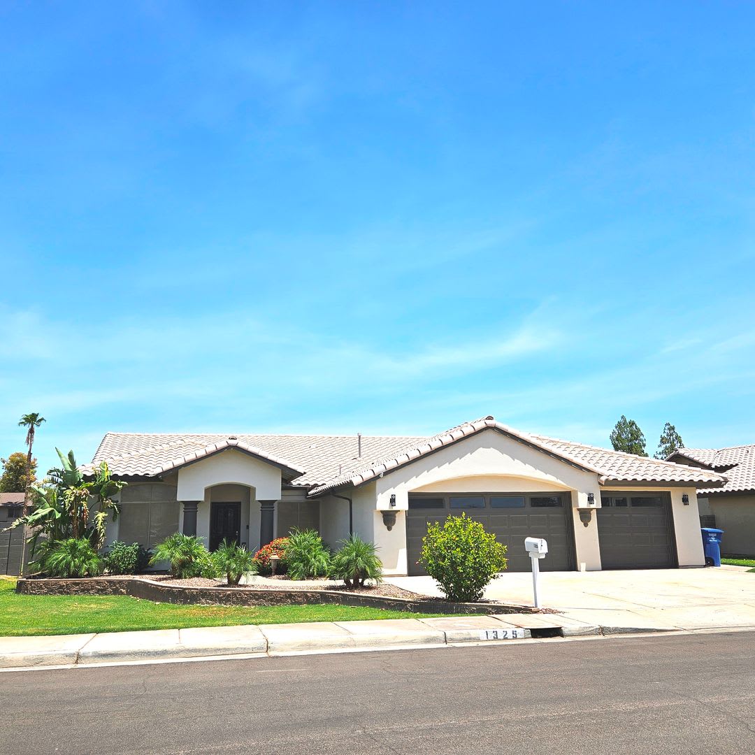Pool home available now! – photo 1