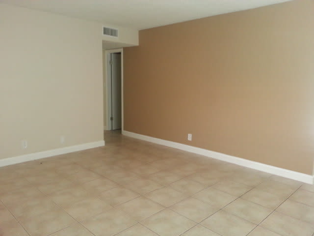 Great 2 Bedroom Udpated Unit! – photo 3