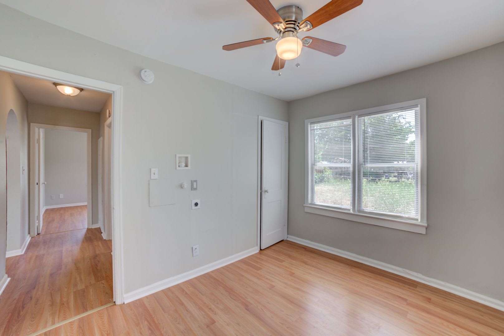 COMING SOON! Newly Renovated 2 Bed / 1 Bath house! Apply today! – photo 2