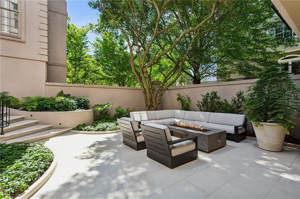 2525 Peachtree Road NE – photo 1
