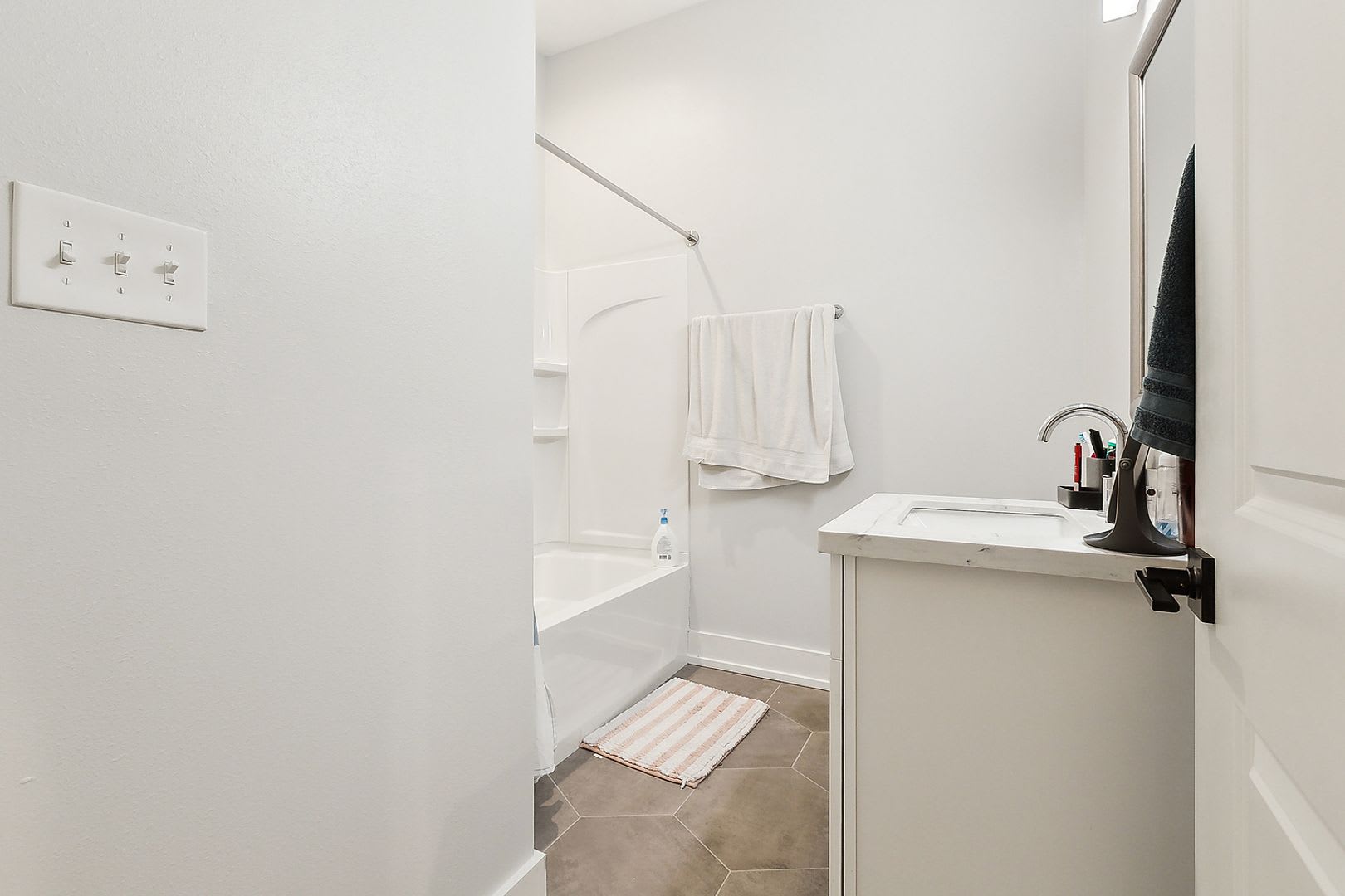 Cozy 2 Bedroom, 1 Bath Apartment – photo 5