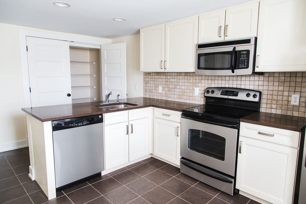 3 Bedroom 2 5 Bath Townhome With 2 Car Garage – photo 2