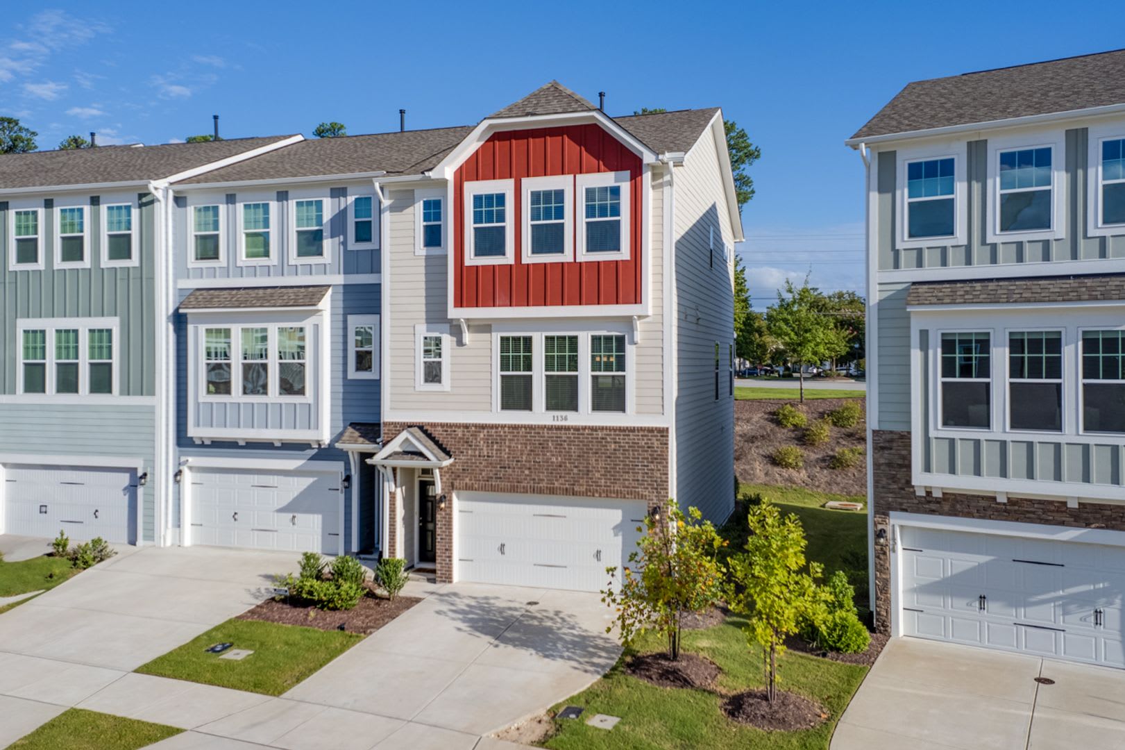Spacious 4-Bed Home! Modern Kitchen, High Ceilings, Dual Primaries, Laundry Room, Pet Friendly! – photo 2