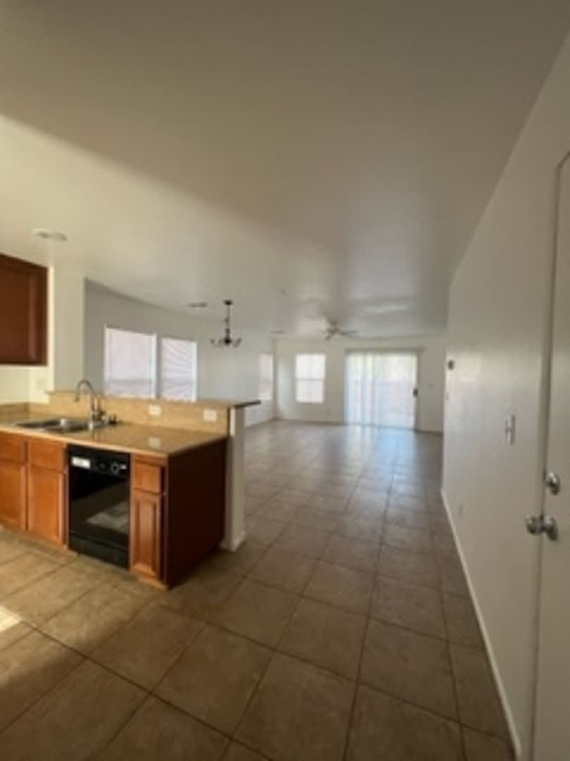 Henderson 3 Bedroom in Gated Community! – photo 4
