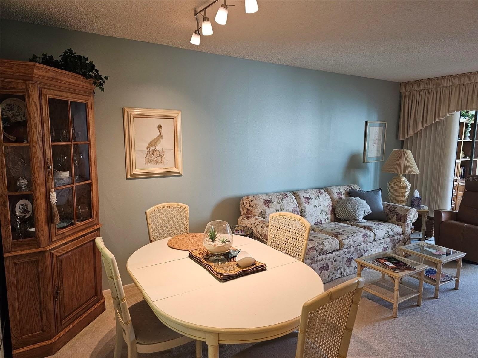 586 LAKESIDE Drive – photo 2