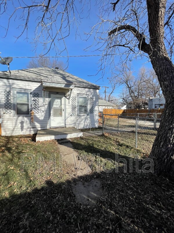 418 West Harry Street – photo 1