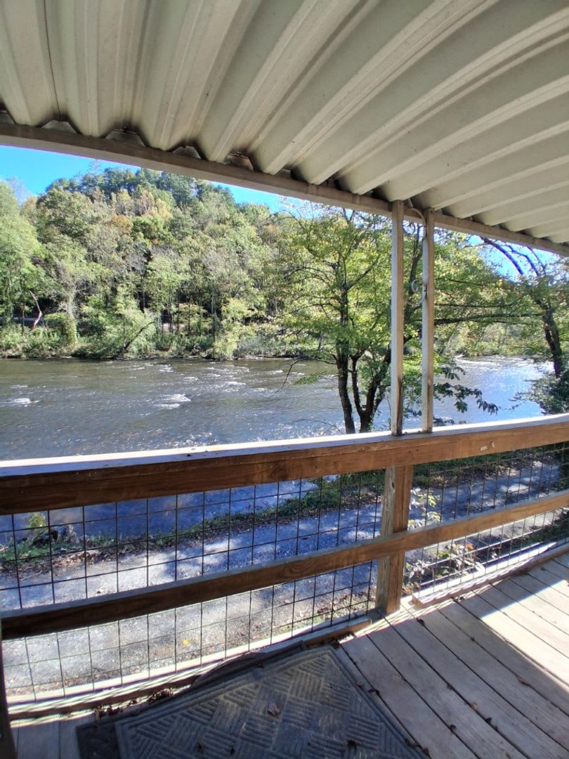1 500 2 Bedroom 1 Bath Mobile Home Sitting On The Tuckasegee River – photo 4