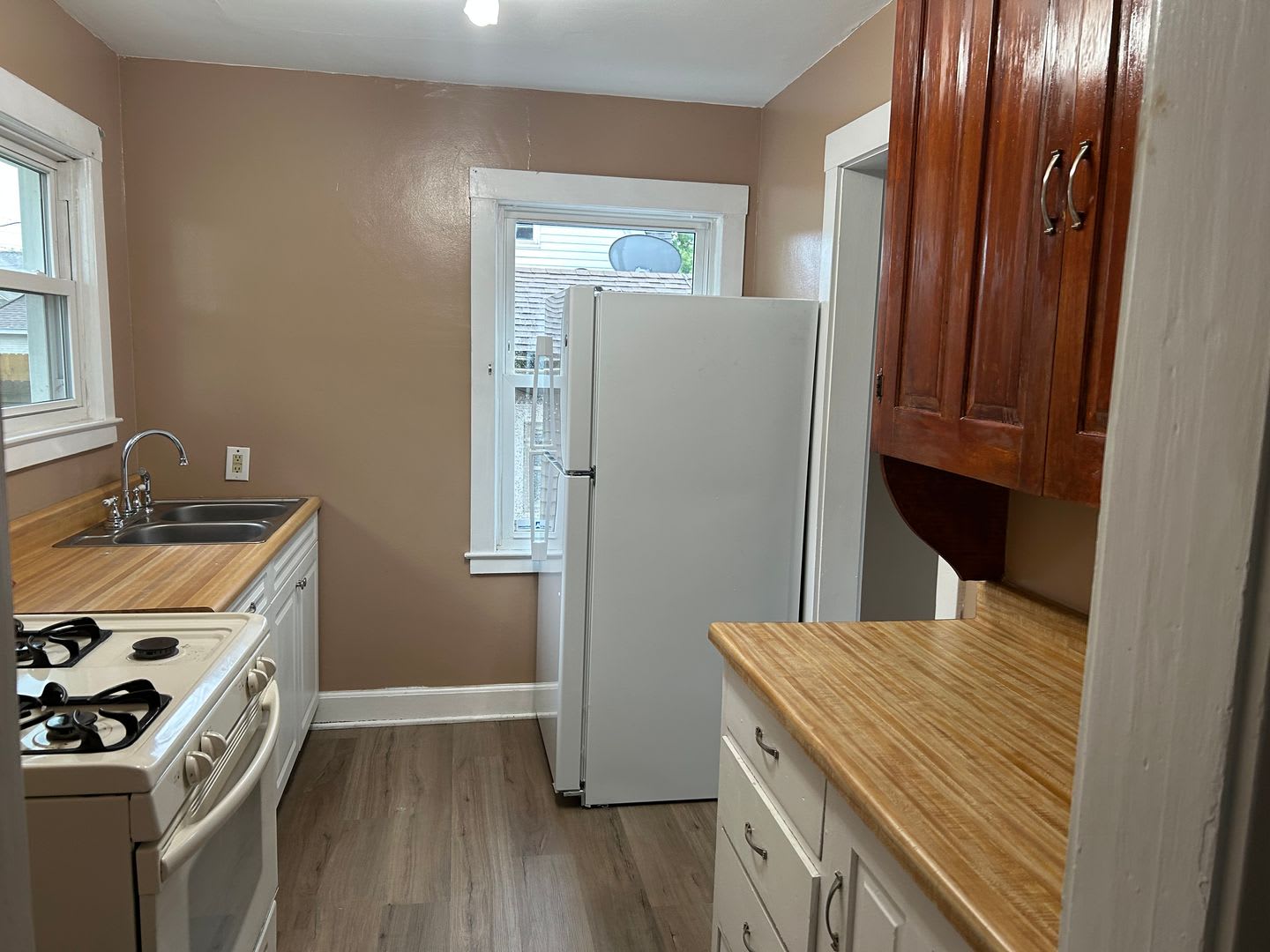 Charming Home in Heart of Rock Island – photo 3