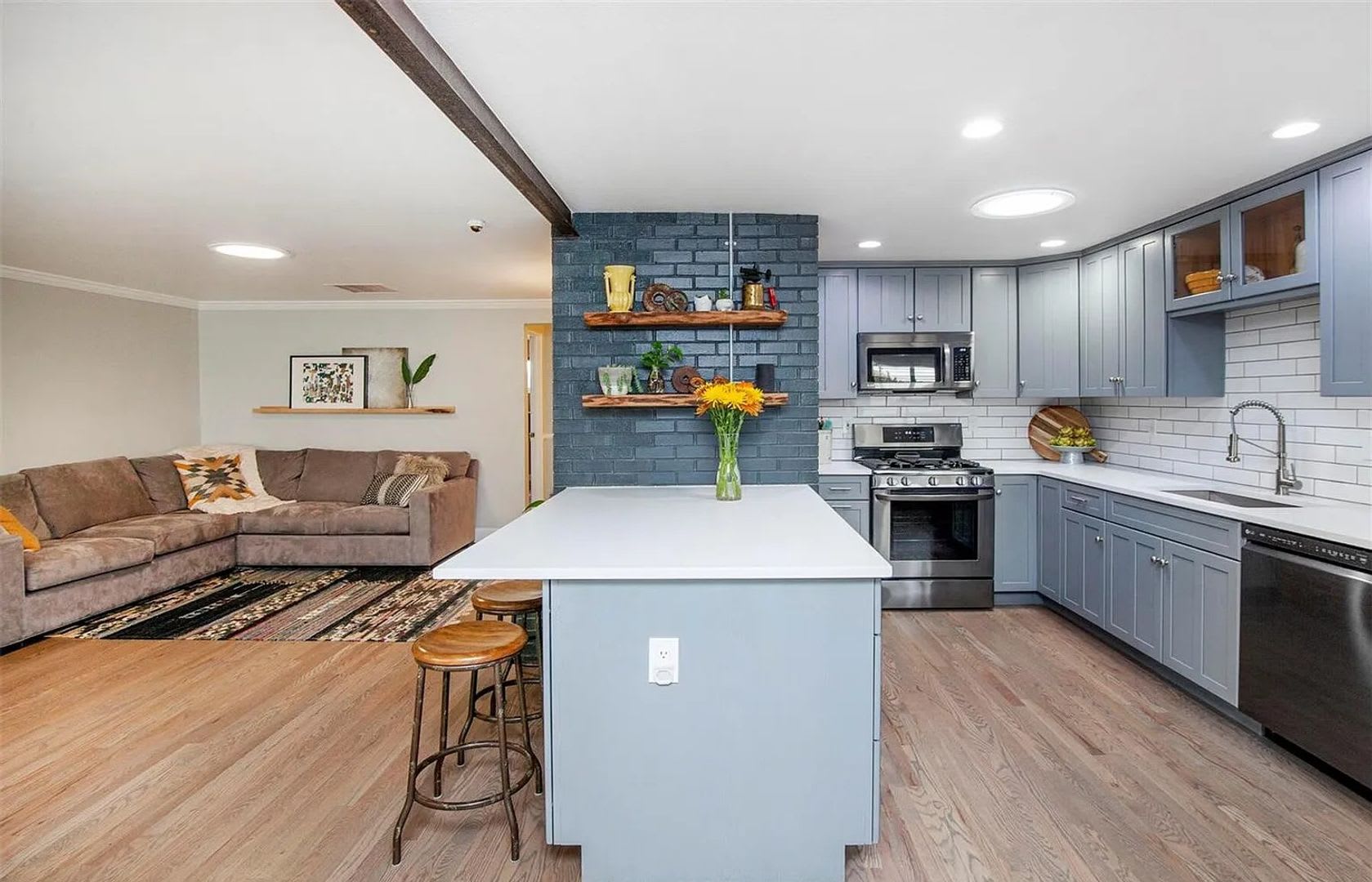 Stunning 4BR 2 BA brick ranch in tr Okane Park – photo 4