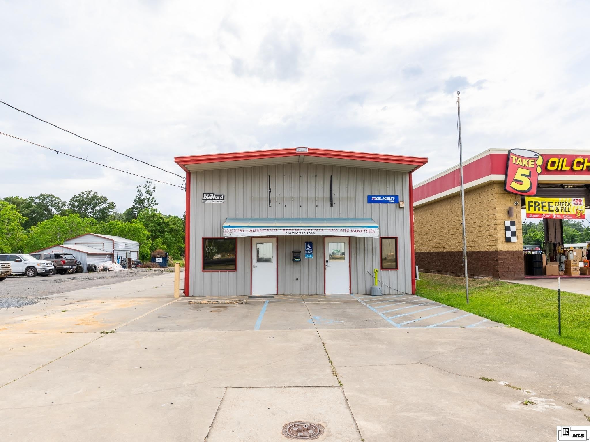 814 THOMAS ROAD – photo 2