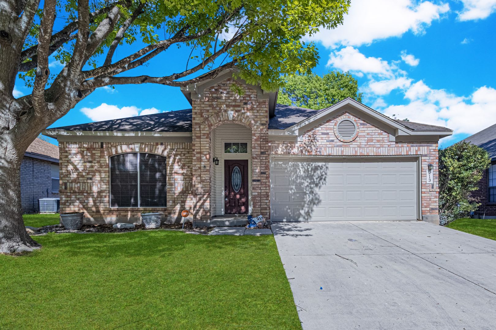 Adorable 1 story 4 bedroom 2 Bath with 2 car garage – photo 4