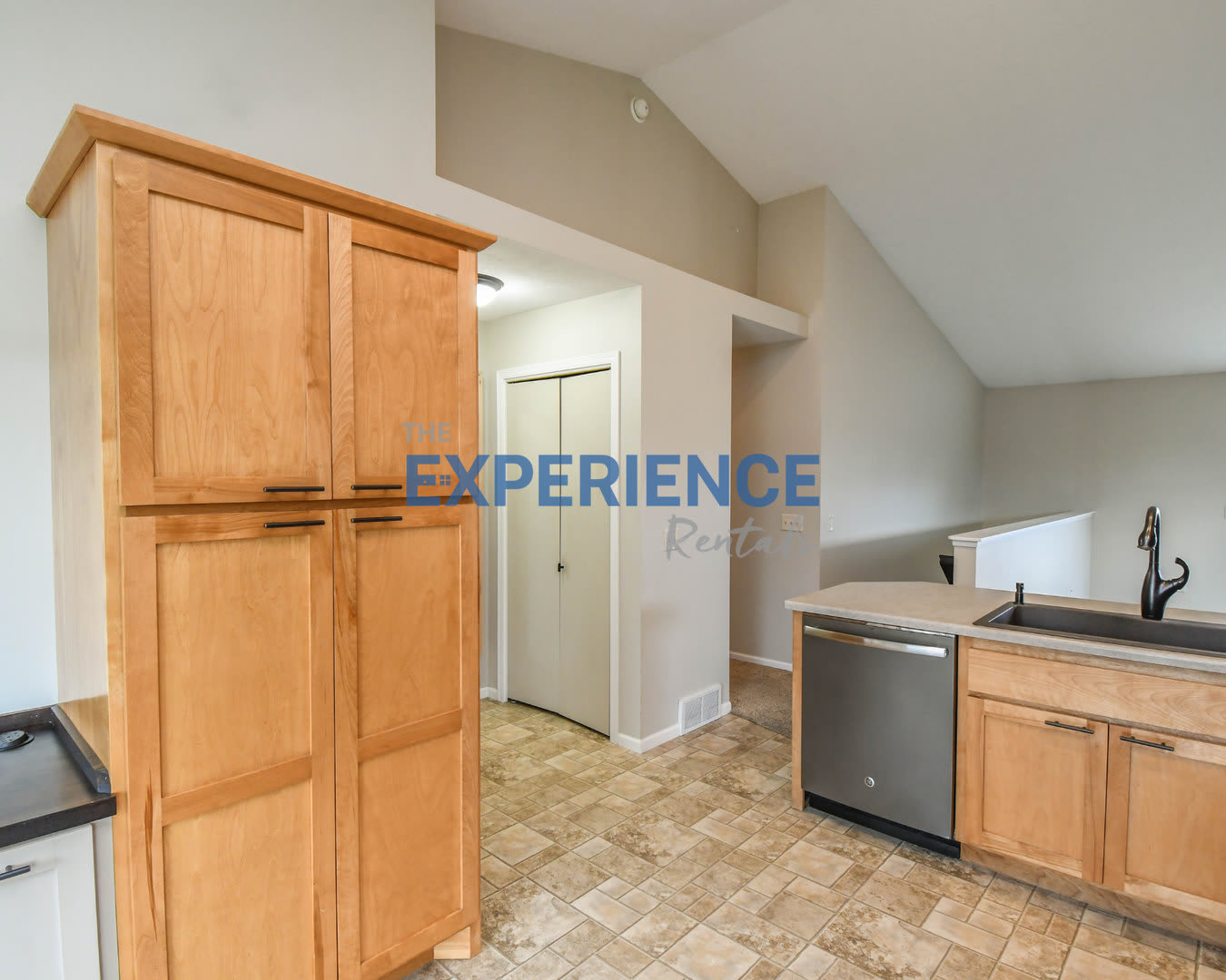 South Sioux Falls 3Br Twin Home Main Floor Living Finished Lower Level – photo 3