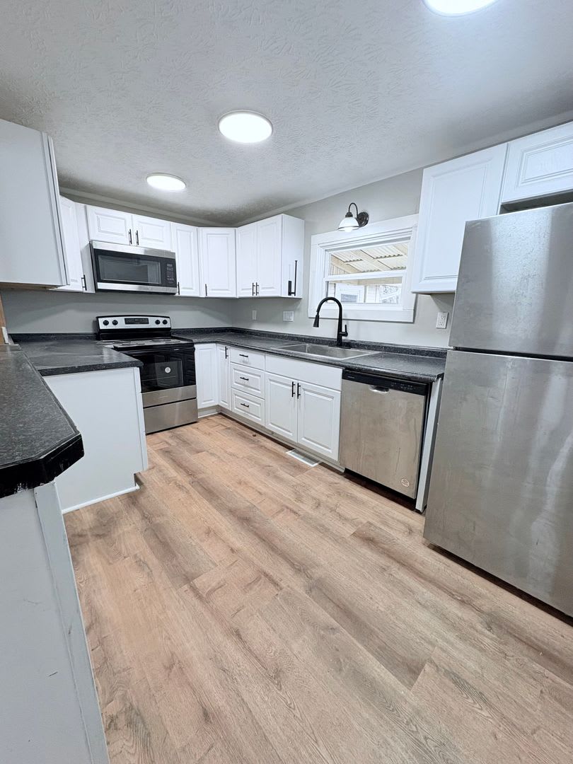 Unique Newly Renovated 4 Bed, 1.5 Bath with 2 Bonus Rooms! – photo 3