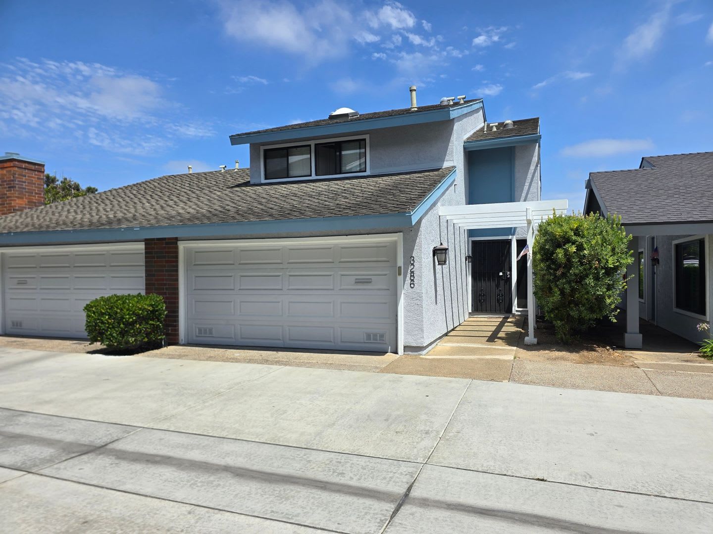 Move-Special: 1/2 off 1st month’s rent! Spacious 3-Bedroom, 2.5-Bath Townhome in Desirable La Jolla – photo 1