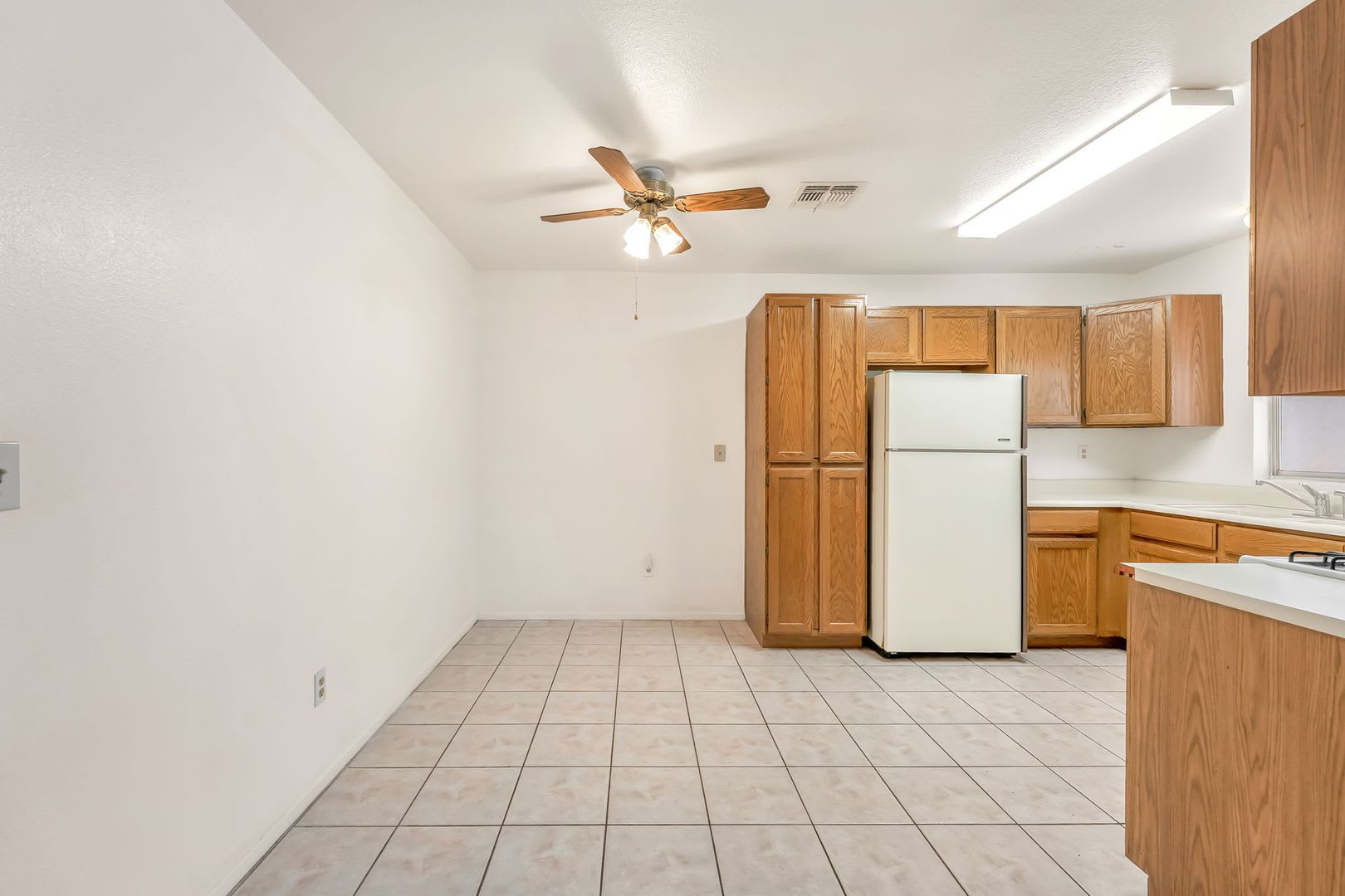 Charming Single-Story Las Vegas Home with Vaulted Ceilings & Private Courtyard! – photo 5