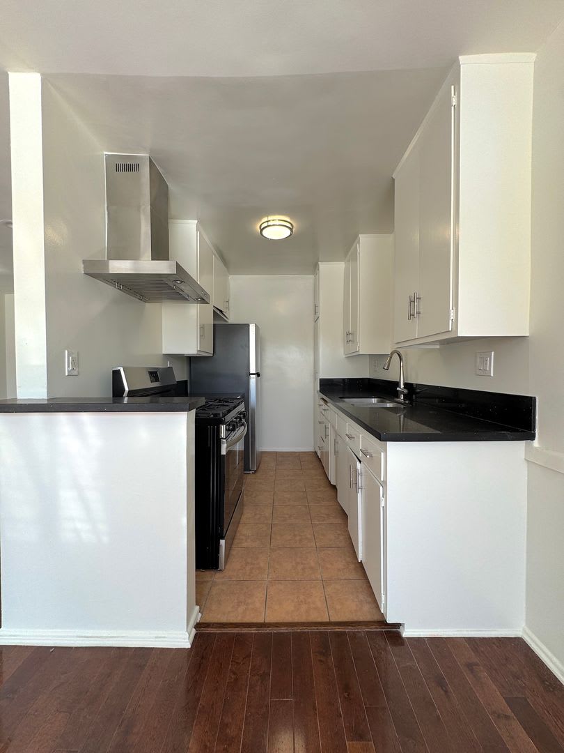 Spacious Top Floor 1 Bedroom in West Hollywood! – photo 5