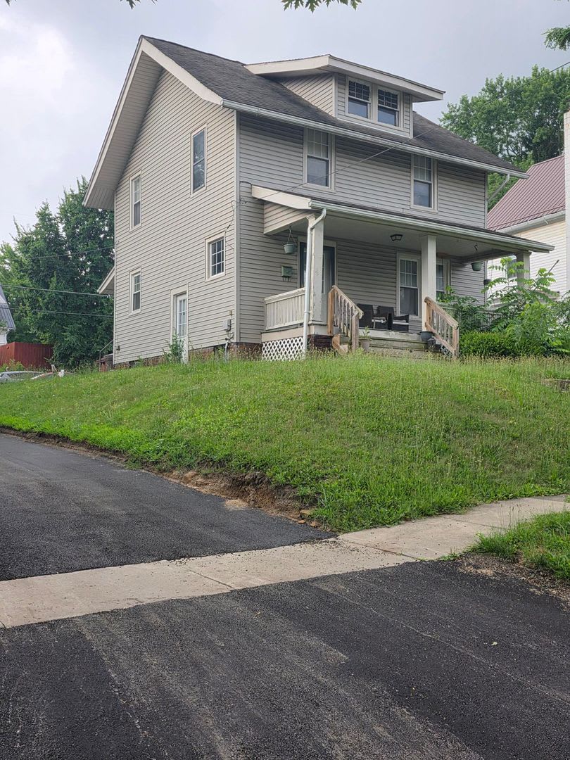 3 Bedroom 1-bathroom single family 2 story house – photo 1