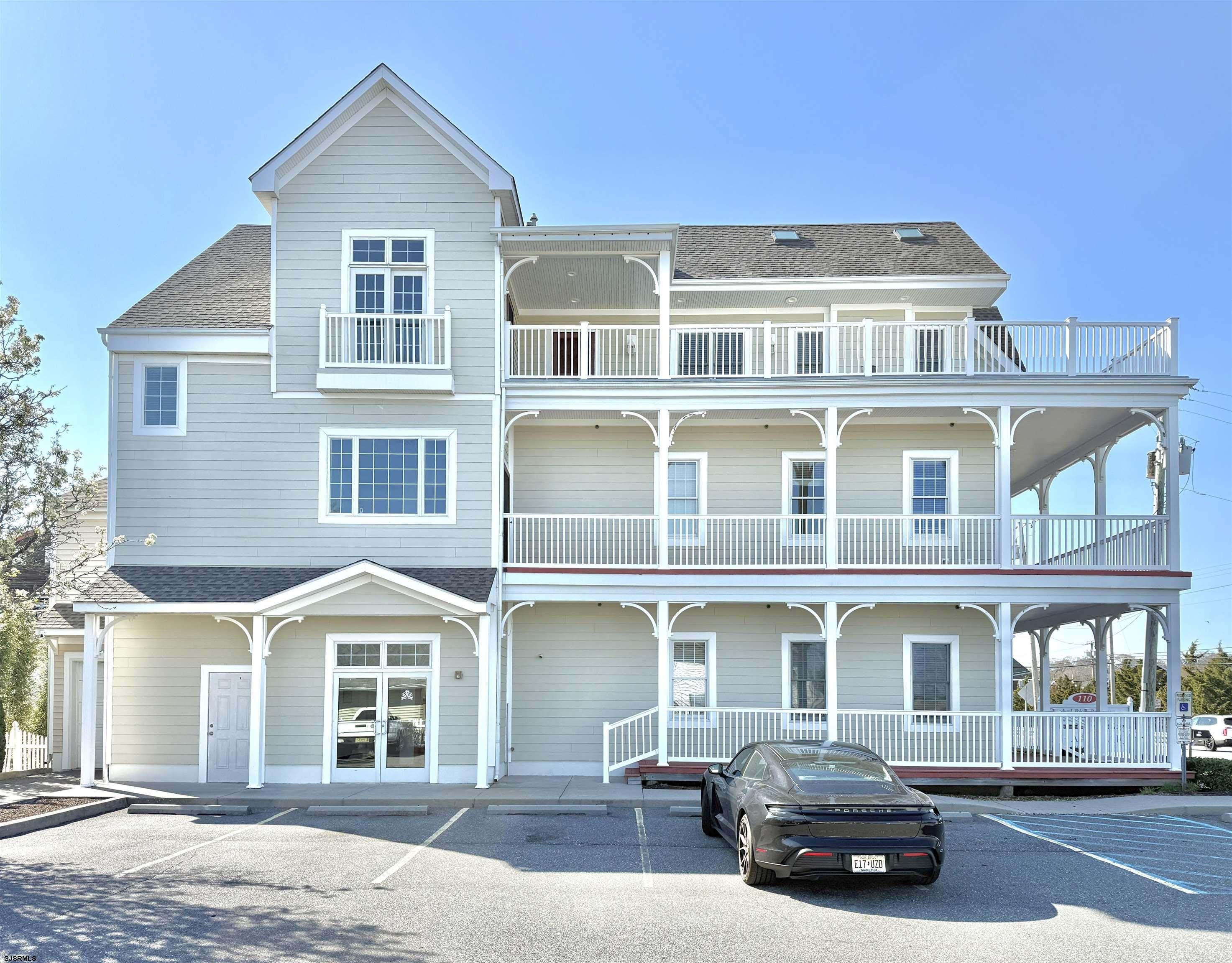 110 E Maryland Ave – photo 2