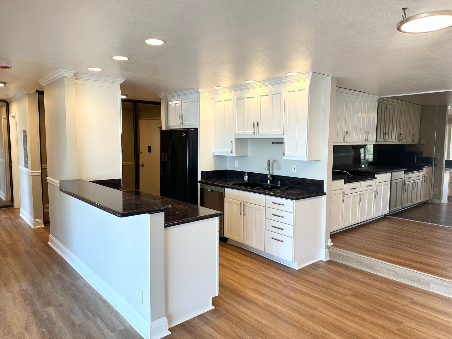 2-bed, 2-bath Condo with Sweeping Views of City and Space Needle! – photo 3