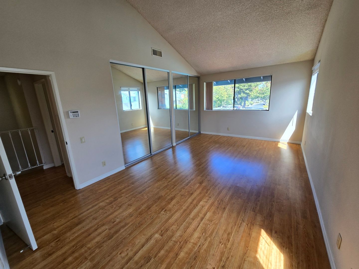 Move-Special: 1/2 off 1st month’s rent! Spacious 3-Bedroom, 2.5-Bath Townhome in Desirable La Jolla – photo 2