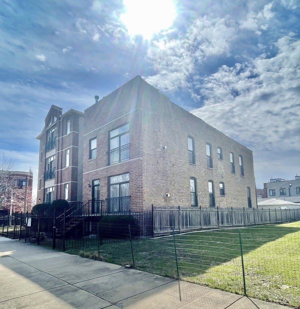 469 E Bowen Avenue – photo 2