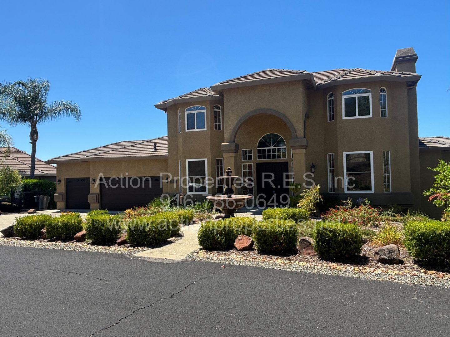 Gorgeous Furnished Villa Tree Lake Village Area 4 Bed 3 5 Bath Beautiful Views Spacious Primary Bedroom With Sitting Area Fireplace Highly Desirable Neighborhood – photo 2