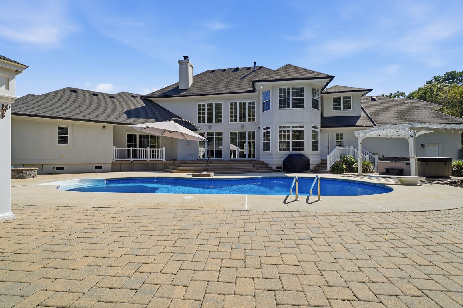 Fabulous 5-Bedroom/4.5 Bath POOL Home In Little Neck! Pet Friendly – photo 2
