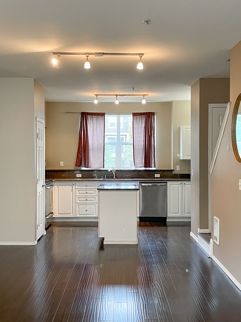 Lynnwood 3 Bedroom Townhome with Garage & Pool – photo 4