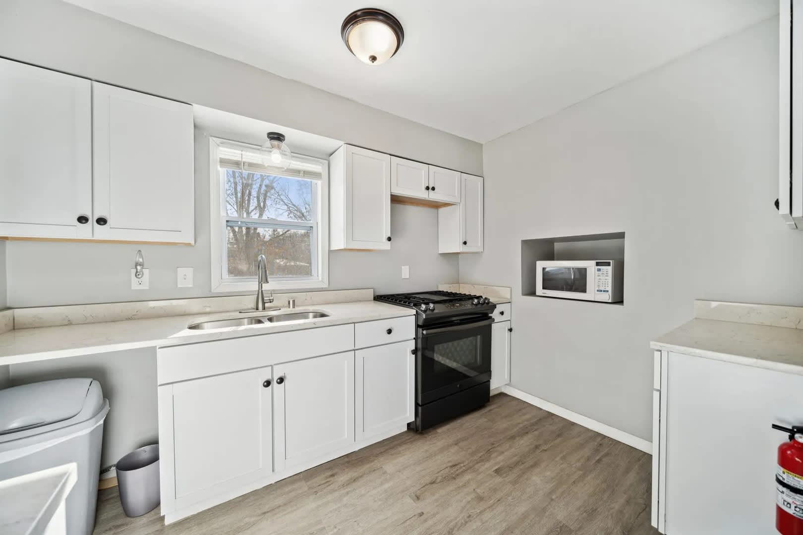 Updated 4 Bed Blaine Home W/ Finished Basement, Large Yard, & Attached Garage – photo 5