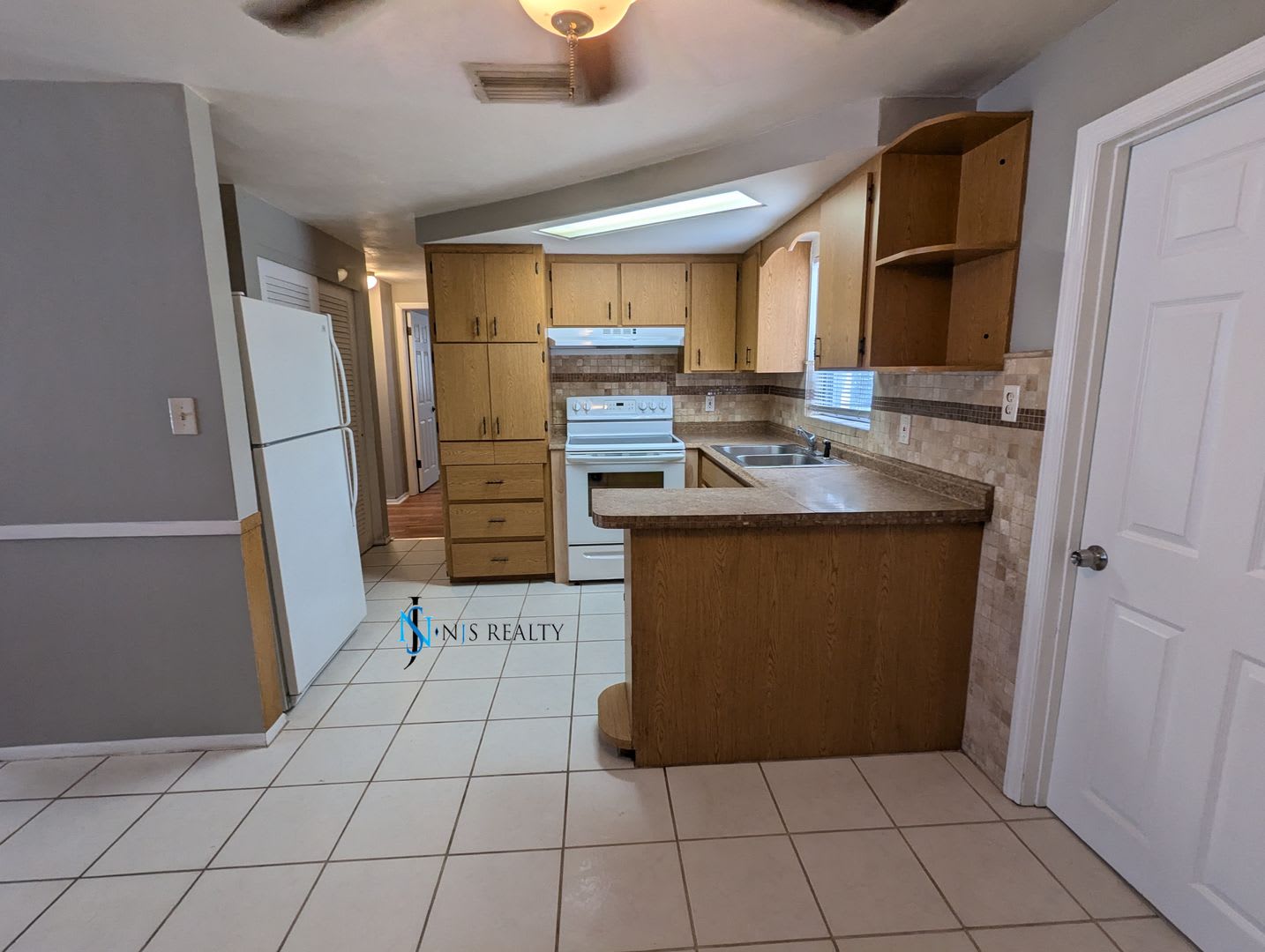 Reduced Must See 3 2 1 Over 1000Sf With Tile Laminate Floors Fresh Paint Fenced Yard And Large Living Room – photo 5
