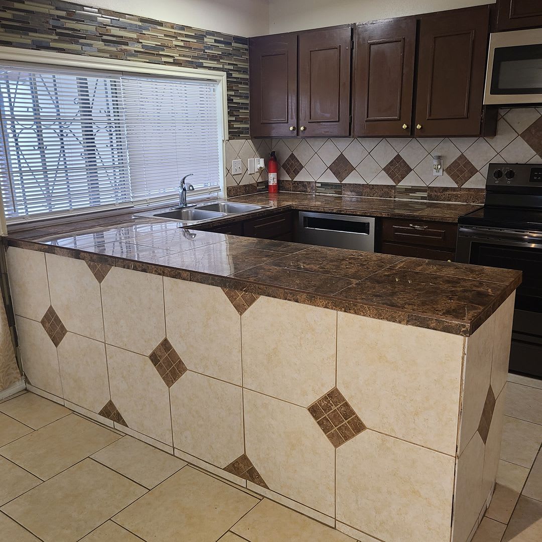 Spacious 2 BR/2.5 bath townhome near the Medical Center w/a fenced in yard! – photo 5