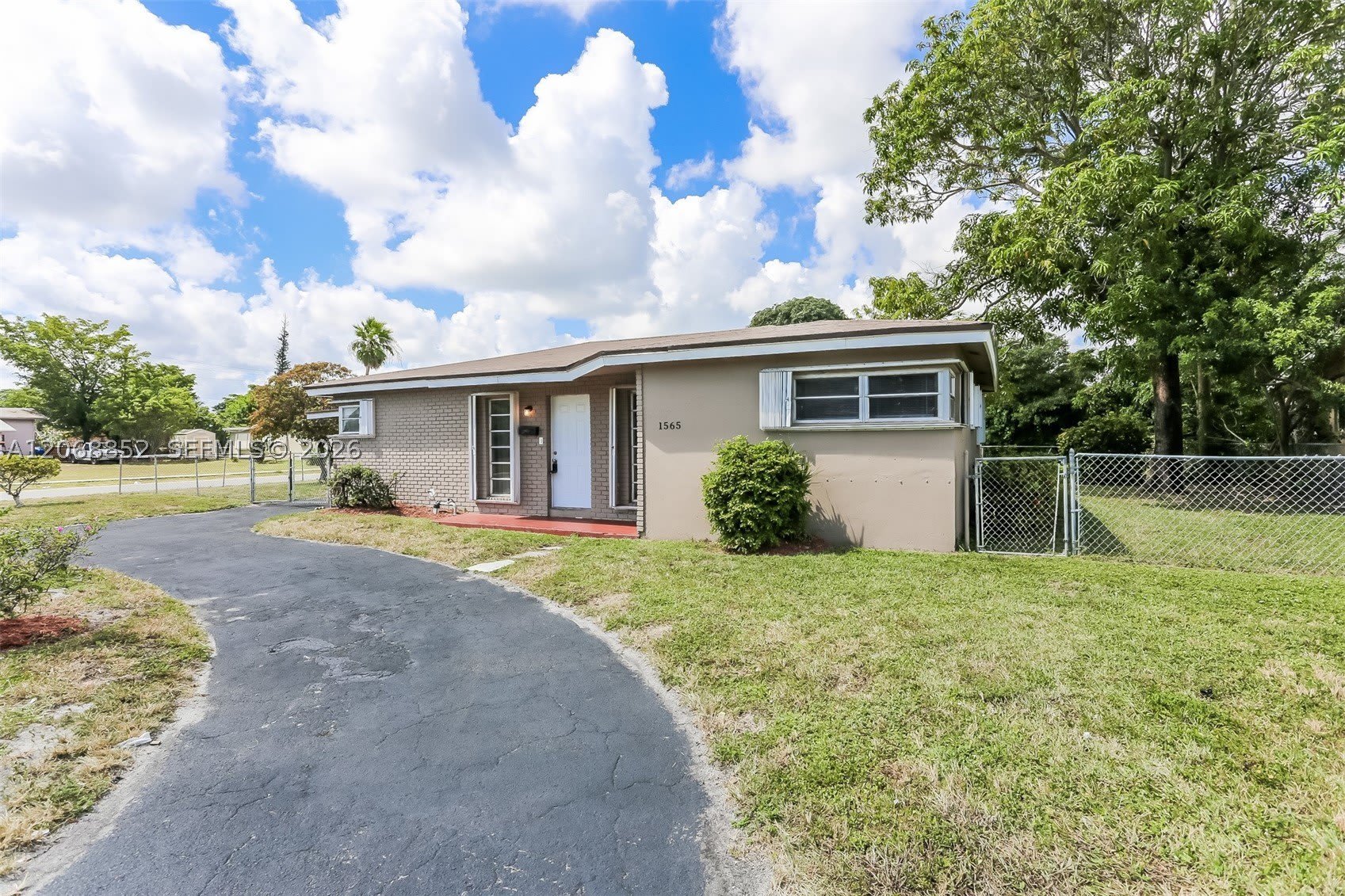 1565 NW 6th Ave – photo 2