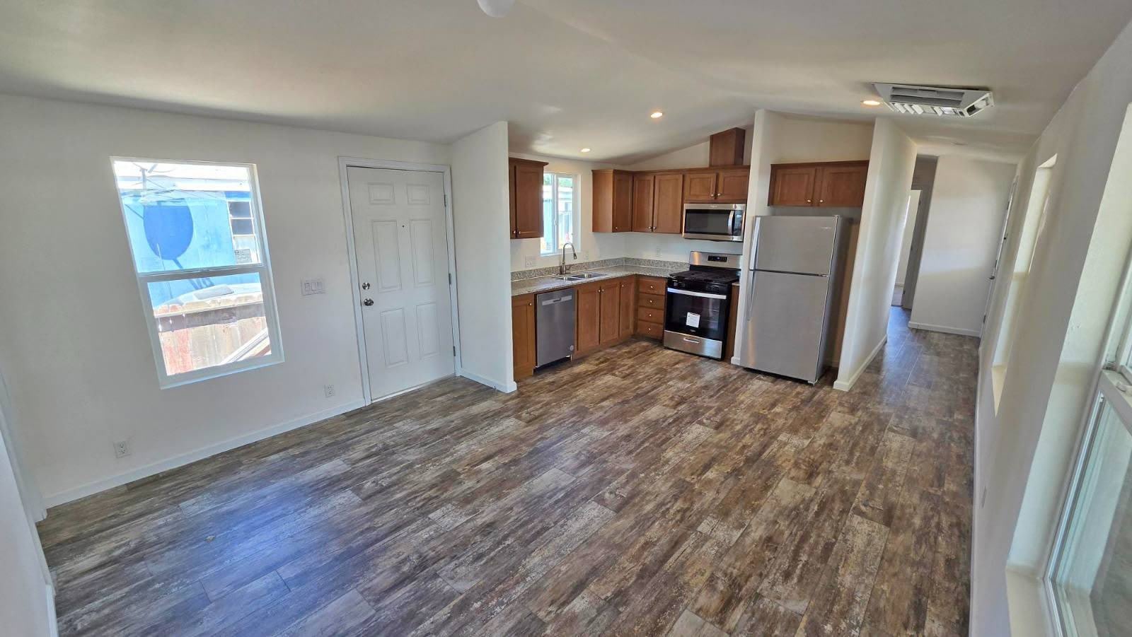 1470 Elizabeth St – photo 2