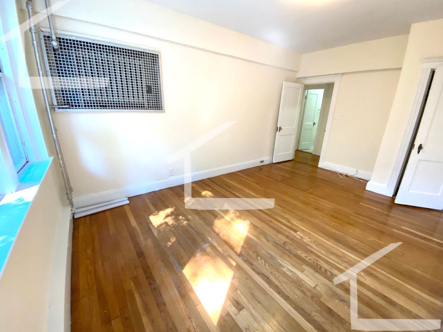 Charming 2 Bedroom-No Broker Fee – photo 2